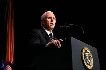 Paura sull'Air Force Two, atterraggio d'emergenza per Pence Paura sull'Air Force Two, atterraggio d'emergenza per Pence