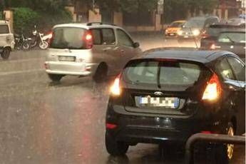 Bomba d'acqua su Roma, allagamenti e metro in tilt