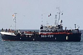 Migranti, Alan Kurdi verso il porto di Marsiglia