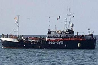 Migranti, Alan Kurdi verso il porto di Marsiglia Migranti, Alan Kurdi verso il porto di Marsiglia