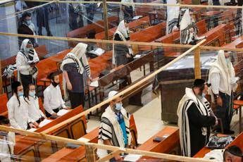 Covid, nuovo record in Israele: 6861 nuovi casi in 24 ore Covid, nuovo record in Israele: 6861 nuovi casi in 24 ore