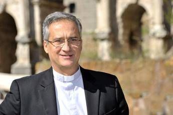 Vaticano, monsignor Viganò: Dispiaciuto per Becciu, ogni bene possibile Vaticano, monsignor Viganò: Dispiaciuto per Becciu, ogni bene possibile