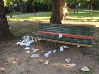 Mozziconi, plastica e ora anche mascherine e guanti: nei parchi urbani 4 rifiuti ogni mq Mozziconi, plastica e ora anche mascherine e guanti: nei parchi urbani 4 rifiuti ogni mq