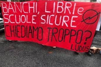 Scuola, studenti liceo Righi (Roma): Siamo umiliati, senza Wi-Fi, banchi, prof, sicurezza