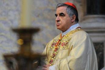 Vaticano, il giallo delle dimissioni di Becciu sulla stampa internazionale Vaticano, il giallo delle dimissioni di Becciu sulla stampa internazionale