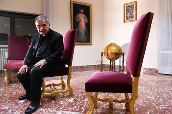 Vaticano, scoppia il caso della 'dama' di Becciu