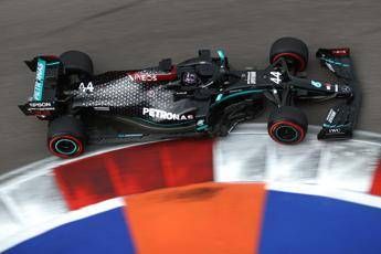 Gp Russia, miracolo Hamilton: rischia esclusione poi centra pole