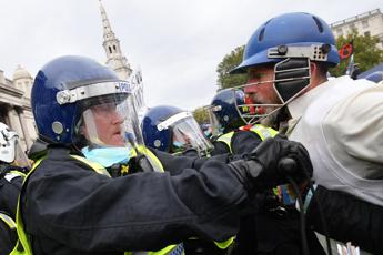 In piazza contro lockdown, scontri con polizia a Londra