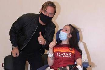 Totti al Gemelli da Ilenia, uscita dal coma dopo suo messaggio - Video Totti al Gemelli da Ilenia, uscita dal coma dopo suo messaggio - Video