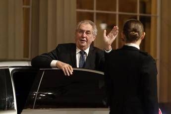 Covid, presidente ceco chiama elettori al voto: Muovete il c... Covid, presidente ceco chiama elettori al voto: Muovete il c...