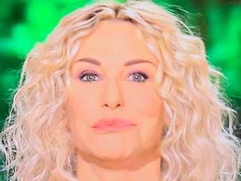 Antonella Clerici si commuove per il nuovo inizio su Rai1 Antonella Clerici si commuove per il nuovo inizio su Rai1