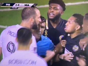 Higuain, esordio da incubo in Usa: rigore sbagliato, k.o. e rissa Higuain, esordio da incubo in Usa: rigore sbagliato, k.o. e rissa