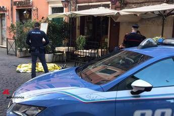 Cadavere a terra a Roma, accanto la fila rimane impassibile Cadavere a terra a Roma, accanto la fila rimane impassibile