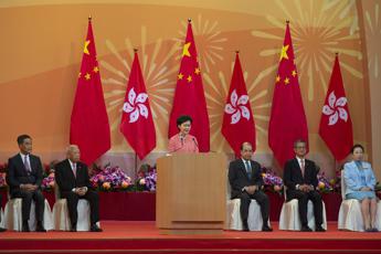 Hong Kong, Carrie Lam difende Pechino: potenze straniere ostili