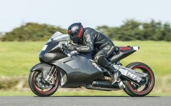 Moto, Eisenberg muore cercando il record: caduta a oltre 300 km all'ora Moto, Eisenberg muore cercando il record: caduta a oltre 300 km all'ora