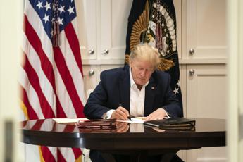 Trump e le foto che fanno discutere: riflessi, fogli e orario
