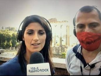 Sindaca Raggi canta 'Roma nun fa' la stupida stasera' - Video Sindaca Raggi canta 'Roma nun fa' la stupida stasera' - Video