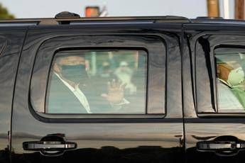 Trump: Ora vi faccio una sorpresa. E esce in auto dall'ospedale Trump: Ora vi faccio una sorpresa. E esce in auto dall'ospedale