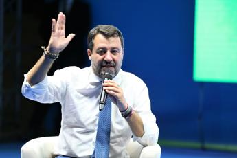Insulti per Salvini, il leghista: Fosse mio figlio due schiaffoni...