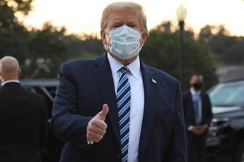 Trump torna alla Casa Bianca e si toglie la mascherina