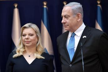 Parrucchiere in casa malgrado il lockdown, polemiche su moglie Netanyahu