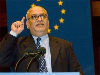 Medio Oriente, negoziatore palestinese Erekat positivo al Covid-19 Medio Oriente, negoziatore palestinese Erekat positivo al Covid-19