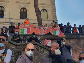 Mentono su epidemia per controllarci, slogan manifestanti a Roma
