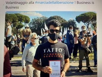 Taffo alla manifestazione no mask: Business is business Taffo alla manifestazione no mask: Business is business