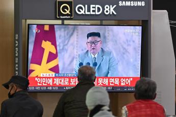 Nordcorea, Kim in lacrime chiede scusa