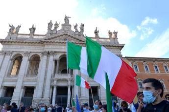 Cunial col casco sul palco di San Giovanni: Più probabile morire per asteroide Cunial col casco sul palco di San Giovanni: Più probabile morire per asteroide
