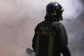 Napoli, a fuoco container occupati a Boscoreale: un morto