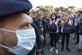 Covid, negazionisti a Roma: sanzioni per 90 'no mask'