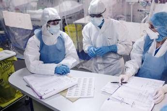 Covid, corre il contagio nella regione di Parigi Covid, corre il contagio nella regione di Parigi