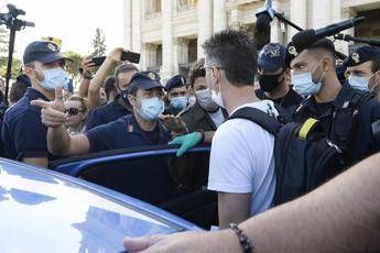 Covid, Zampa: Vietare manifestazione no mask? Giusto gente veda loro stupidità Covid, Zampa: Vietare manifestazione no mask? Giusto gente veda loro stupidità