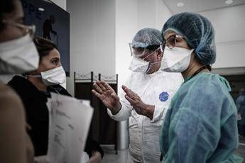 Covid Francia, più pazienti ricoverati che in prima ondata Covid Francia, più pazienti ricoverati che in prima ondata