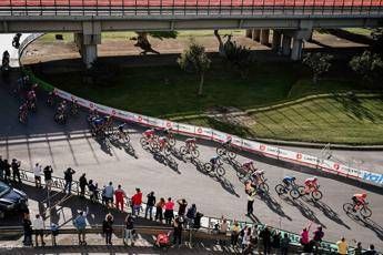 Giro, positivi al Covid 2 ciclisti e 6 membri staff. La Mitchelton-Scott si ritira Giro, positivi al Covid 2 ciclisti e 6 membri staff. La Mitchelton-Scott si ritira