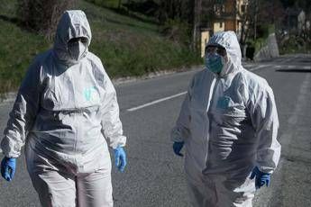Covid Campania, solo 165 medici rispondono a bando: ne servono 450 Covid Campania, solo 165 medici rispondono a bando: ne servono 450