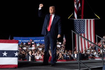 Trump a comizio in Florida: Sono forte, bacerei tutti Trump a comizio in Florida: Sono forte, bacerei tutti