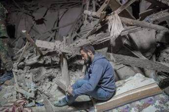 Nagorno, missile su case in Azerbaigian: almeno 13 morti Nagorno, missile su case in Azerbaigian: almeno 13 morti