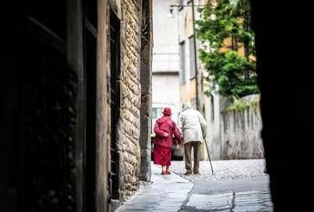 Coronavirus, isolare over 80 dimezza mortalità Coronavirus, isolare over 80 dimezza mortalità
