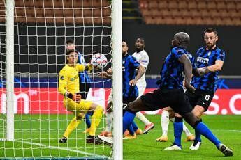 Inter sbatte contro il muro M'Gladbach, 2-2 a San Siro Inter sbatte contro il muro M'Gladbach, 2-2 a San Siro