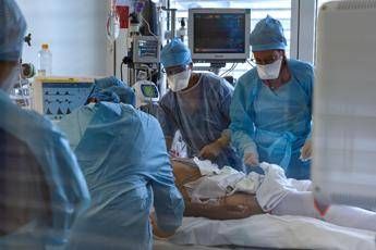 Covid Italia, oggi 993 morti: Mai così tanti dal 27 marzo Covid Italia, oggi 993 morti: Mai così tanti dal 27 marzo
