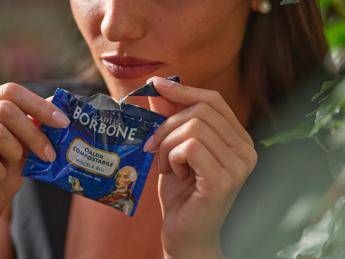 Novità di caffè Borbonela capsula che assicura il profumo e l’aroma del caffe appena tostato con il confezionamento in assenza di ossigeno Novità di caffè Borbonela capsula che assicura il profumo e l’aroma del caffe appena tostato con il confezionamento in assenza di ossigeno