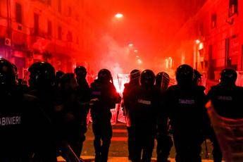 Scontri Napoli, Lamorgese: Attacchi preordinati Scontri Napoli, Lamorgese: Attacchi preordinati