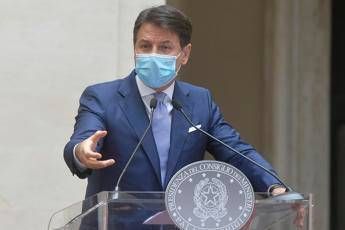 Dl ristori, Conte: 5 miliardi subito, a metà novembre il contributo Dl ristori, Conte: 5 miliardi subito, a metà novembre il contributo