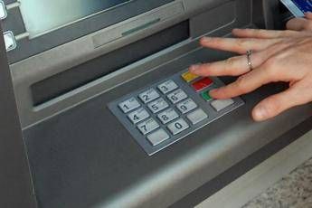 Covid, occhio ad ascensori, bancomat e maniglie Covid, occhio ad ascensori, bancomat e maniglie