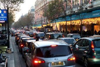 Parigi, attesa per discorso Macron: 400 km di code su strade Parigi, attesa per discorso Macron: 400 km di code su strade
