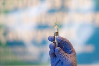 Bassetti: Pronto a vaccinarmi a Capodanno, evitare terza ondata