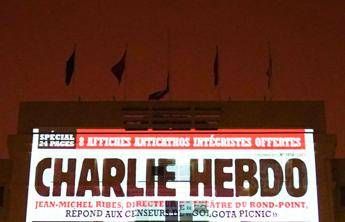 Francia, nuova vignetta Charlie Hebdo: Anche i buffoni sono pericolosi Francia, nuova vignetta Charlie Hebdo: Anche i buffoni sono pericolosi