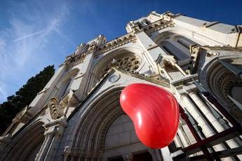 Nizza, la mamma e il fratello del killer: Ci mandò foto della chiesa Nizza, la mamma e il fratello del killer: Ci mandò foto della chiesa